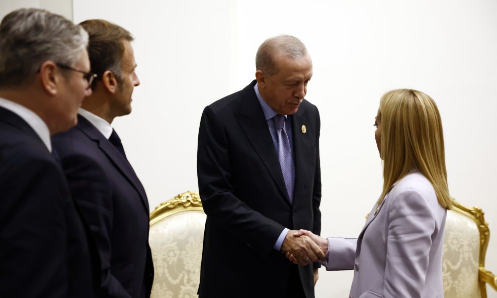 Girogia Meloni i Recep Tayyip Erdogan na mirovnom samitu u Egiptu