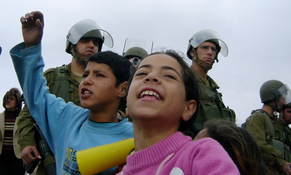 Palestinska djeca prosvjeduju ispred izraelskih vojnika na Zapadnoj obali (ilustracija)