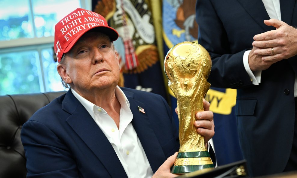 Donald Trump s peharom SP-a