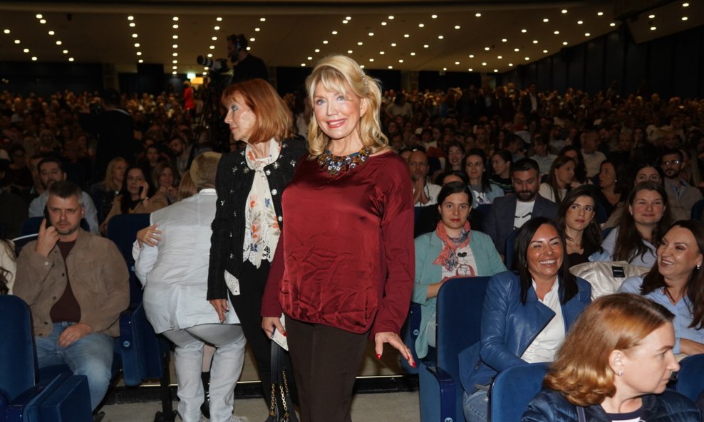 Suzana Mančić u publici na koncertu u Beogradu