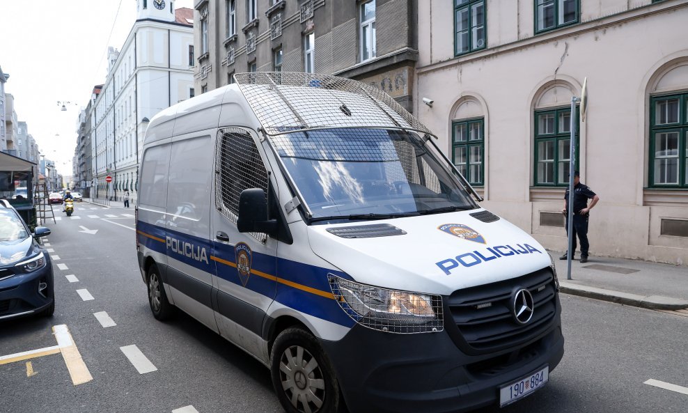 Policijski kombi