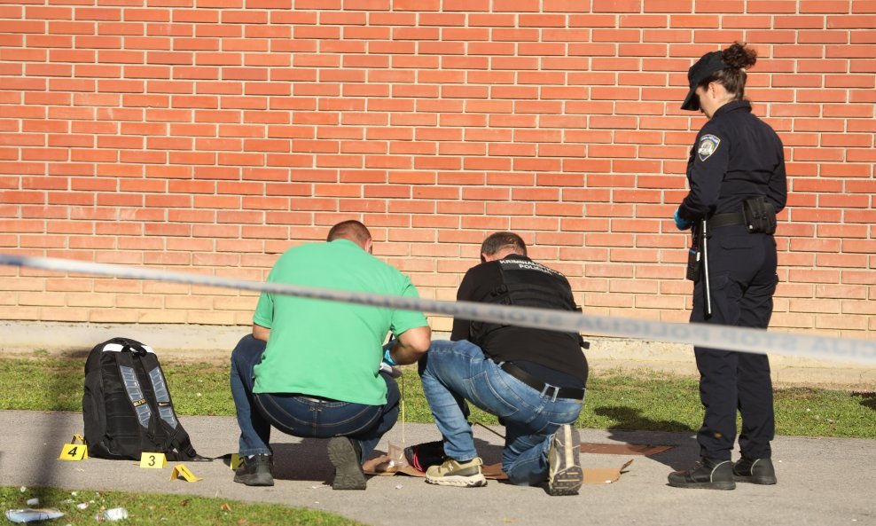 Policija provodi očevid nakon incidenta kod Srednje škole Bedekovčina.