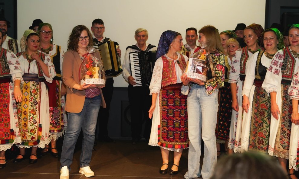 Alina Dobrescu i ansambl Doina Veterani