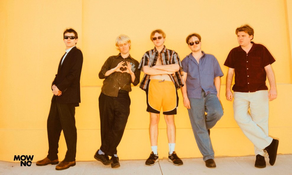 Poznati su po energičnim i kaotičnim svirkama koje nikoga ne ostavljaju ravnodušnim