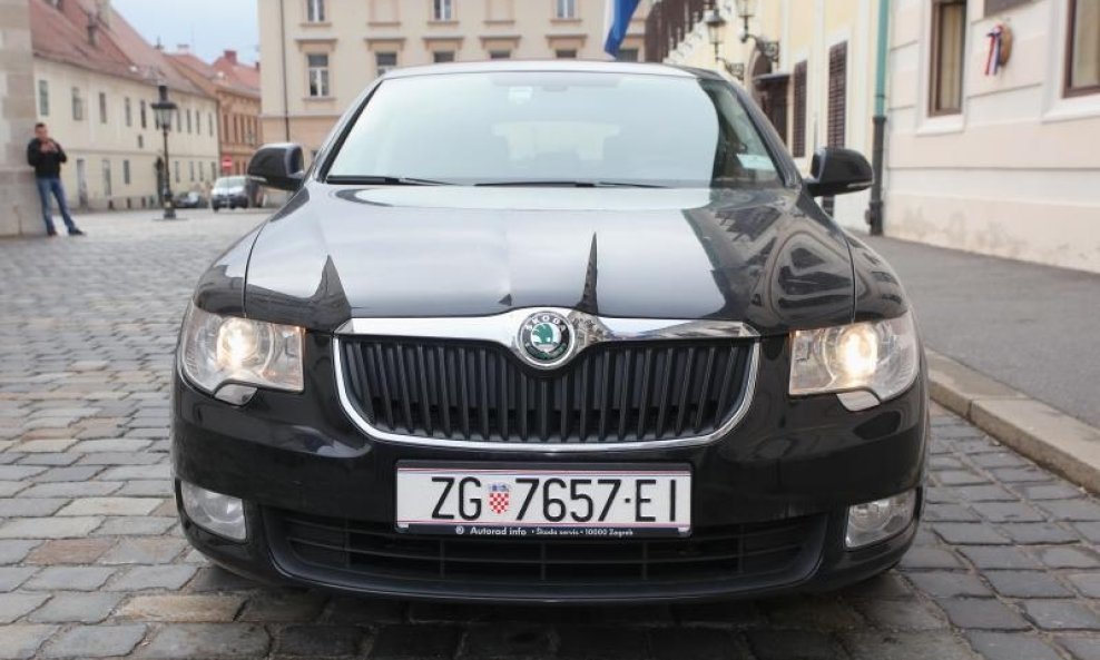 službeni automobil škoda vlada