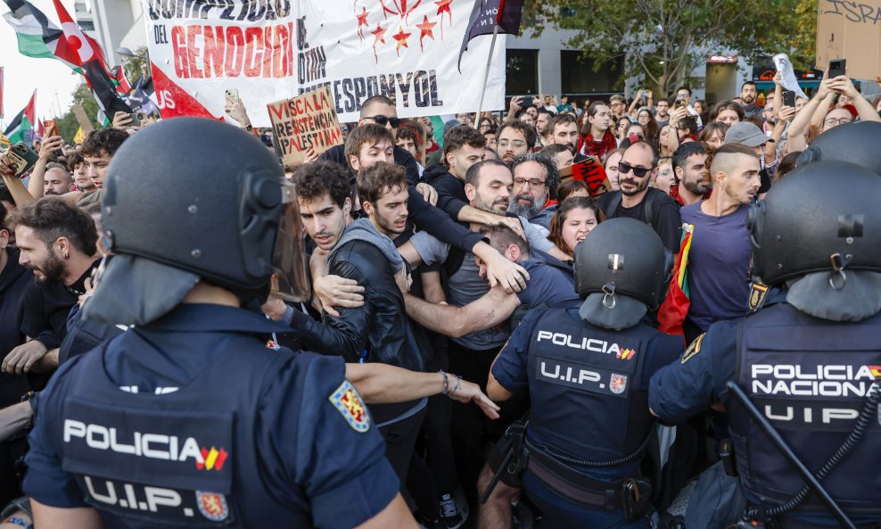 Propalestinski prosvjednici sukobili su se s policijom u Valenciji