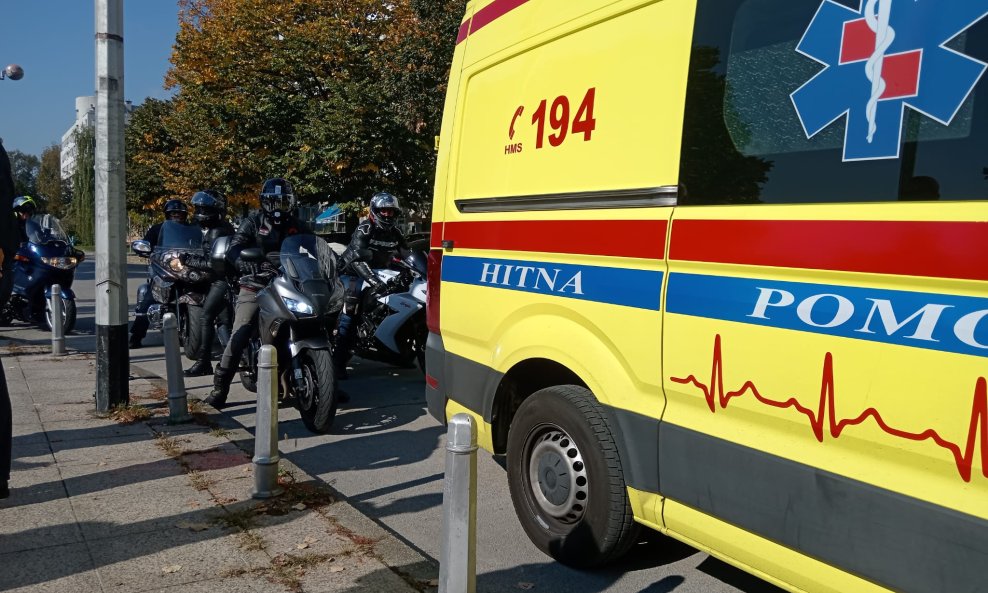 Djelatnici hitne službe prosvjedovali su ispred NSK