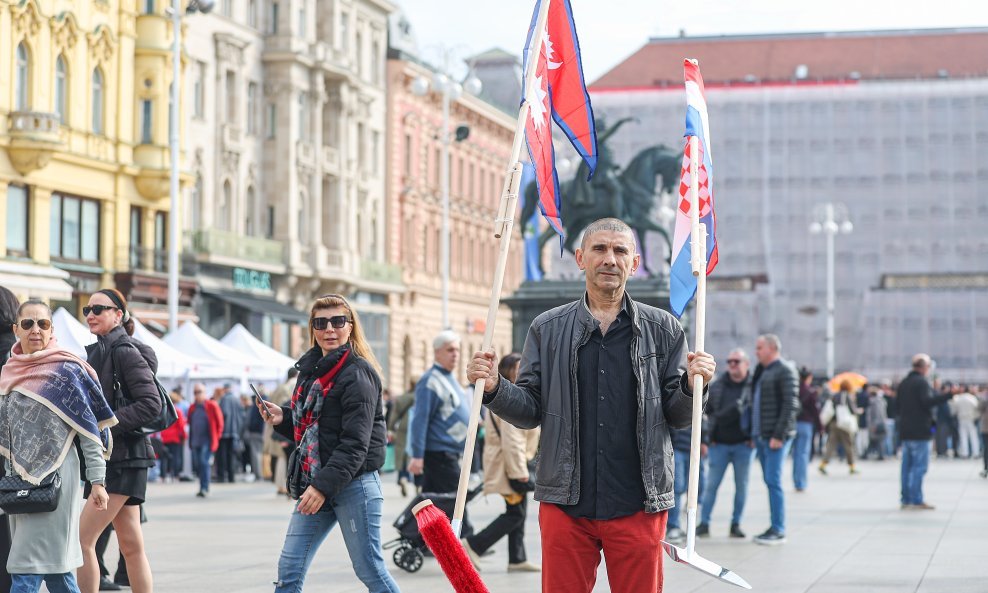 Siniša Labrović održao performans zastave svih zemalja ujedinite se