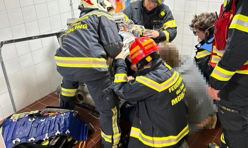 Spašavanje djevojčice koja je ušla u bubanj sušilice