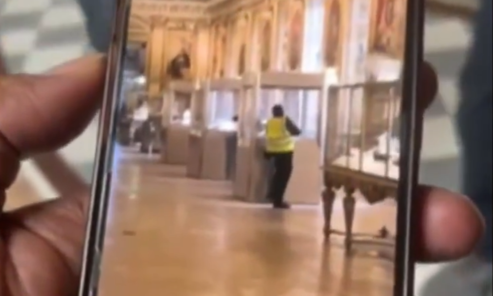 Snimka provale u Louvre