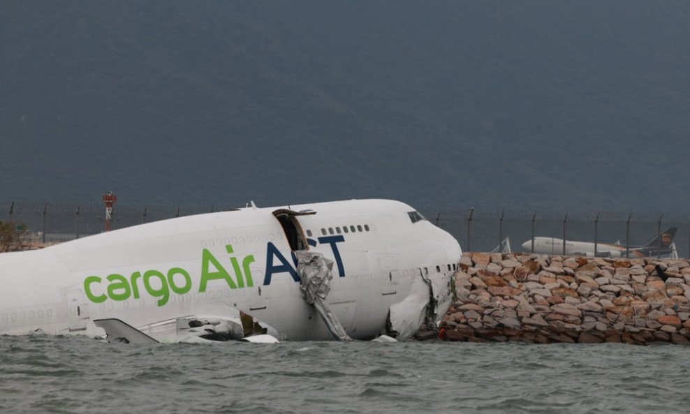 Teretni avion otklizao je u more u zračnoj luci u Hong Kongu.