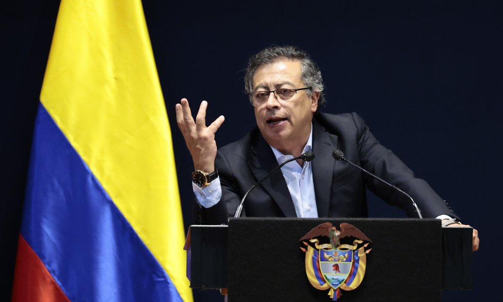 Gustavo Petro studirao je na privatnom sveučilištu i stekao zvanje diplomiranog ekonomista