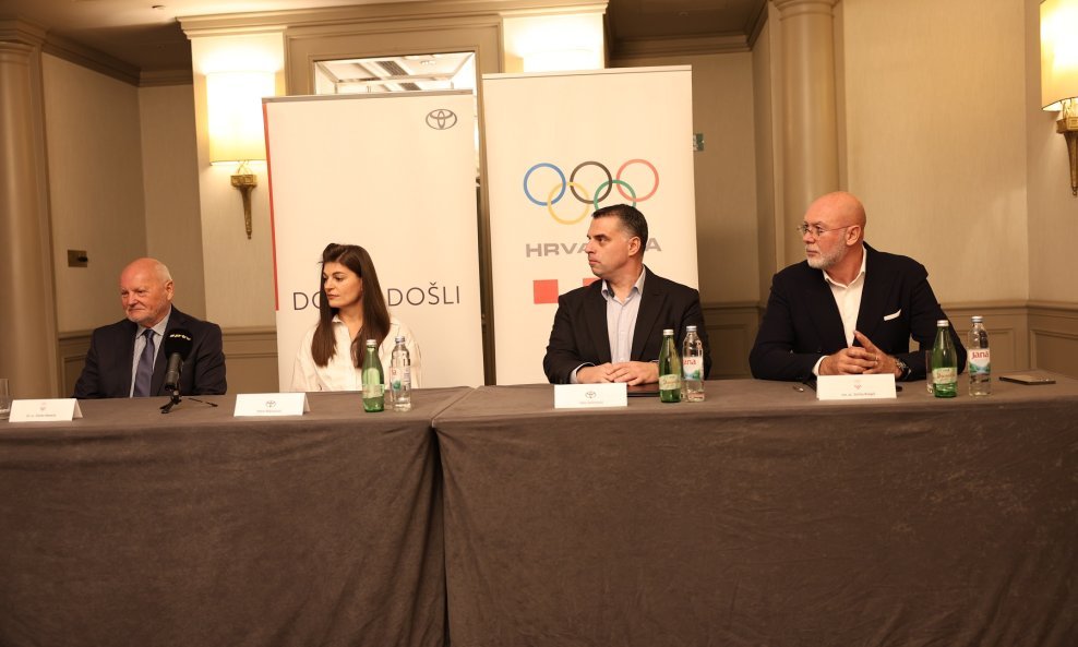 Zlatko Mateša (predsjednik HOO-a), Petra Marasović (voditeljica marketinga tvrtke Toyota Croatia), Edin Selimović (direktor tvrtke Toyota Croatia) i Siniša Krajač (glavni tajnik HOO-a) (s lijeva na desno)