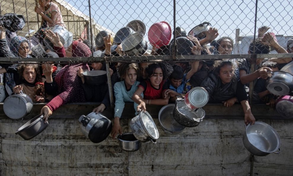 Palestinci u Gazi čekaju humanitarnu pomoć