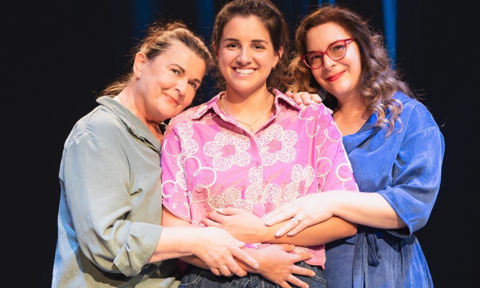 U glavnim ulogama su Mirela Brekalo, Jelena Miholjević i Anja Jogunica