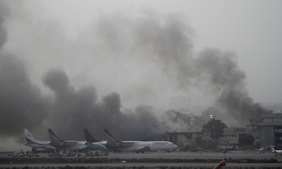 Napad na aerodrom u Karachiju