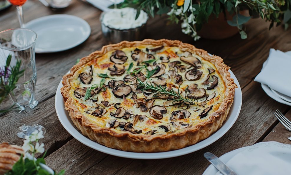 Sezonske gljive glavni su sastojak ukusnih i sočnih slanih pita, popularnog quichea