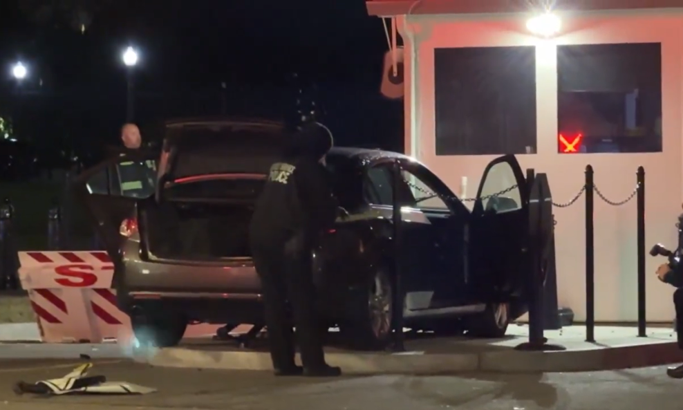Auto se zabio u sigurnosnu ogradu Bijele kuće