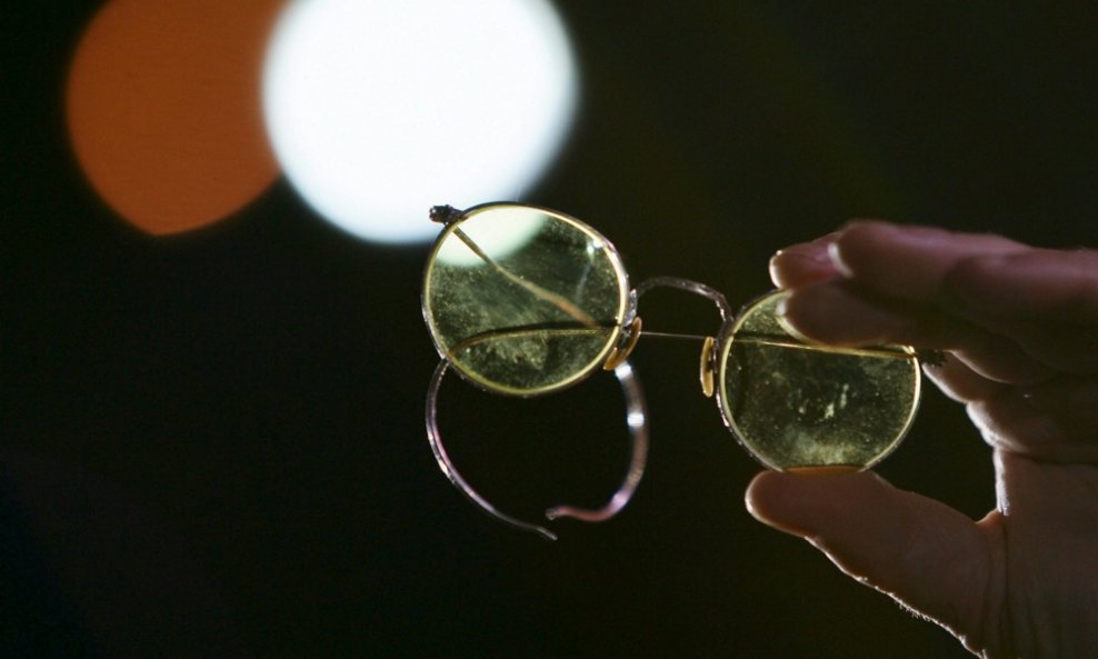 Lennonove naočale su i prije bile na aukciji, tako je ova fotografija uslikana 2005. godine
