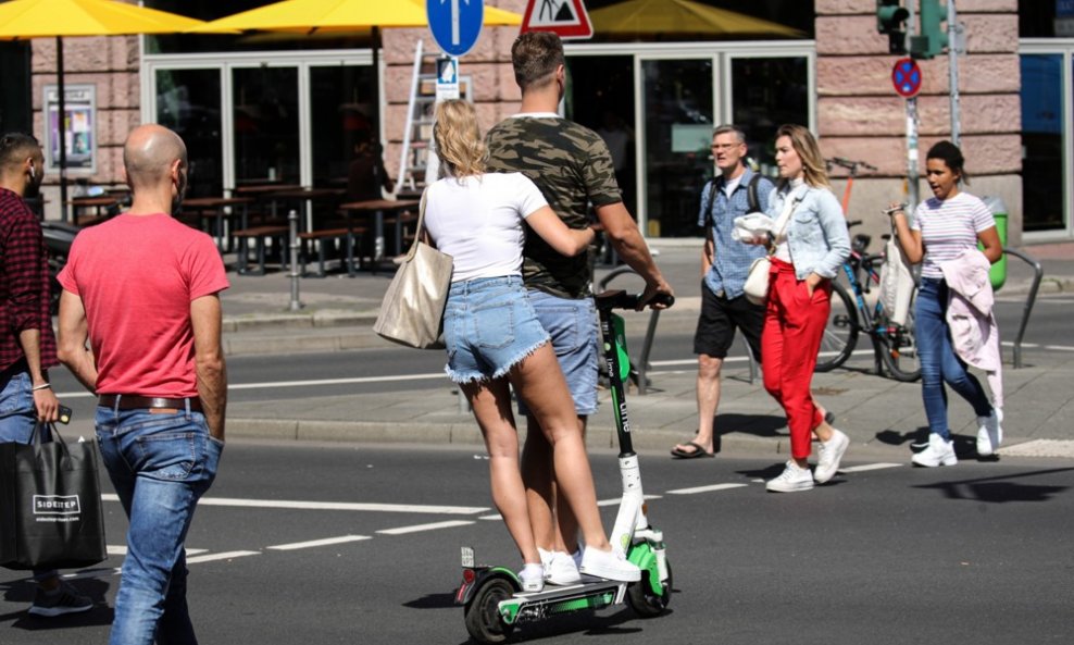 Prag zabranjuje rentanje električnih romobila