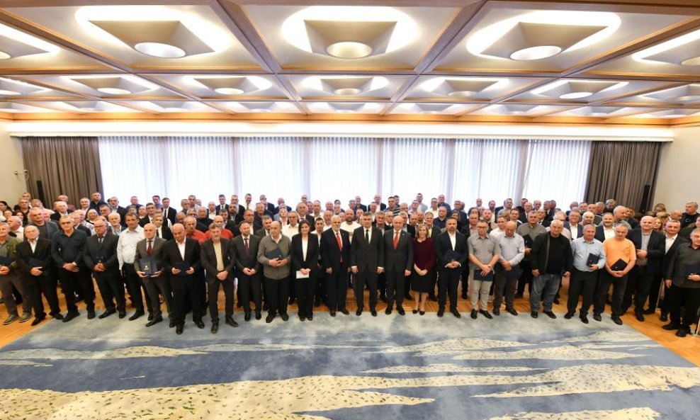 Zoran Milanović odlikovao darivatelje krvi
