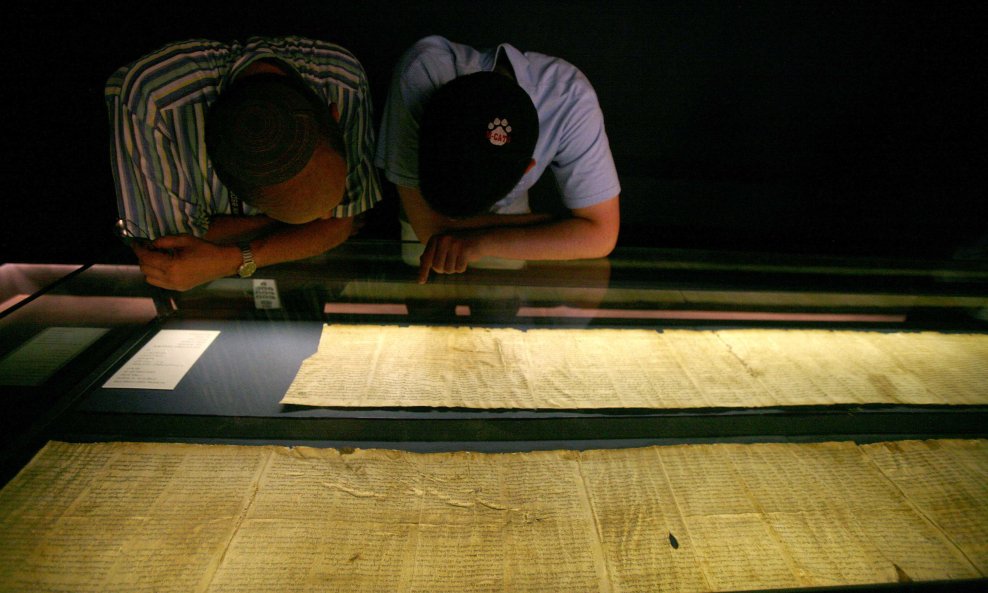 Kumranski spisi svitci s mrtvog mora