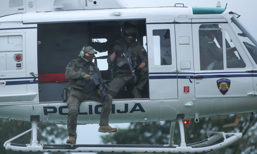 Pokazna vježba vojske i policije, ilustracija