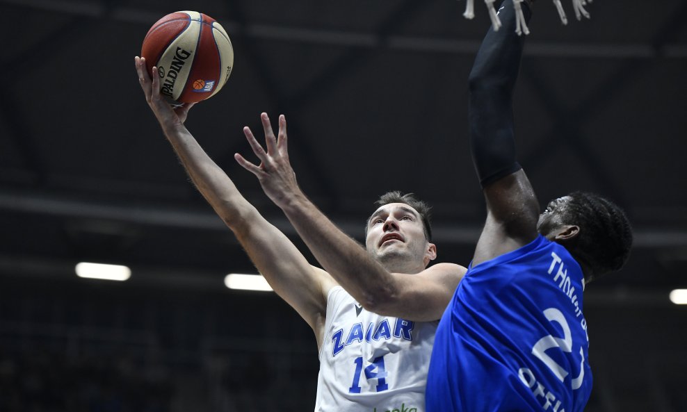 Lovro Mazalin (u bijelom dresu)