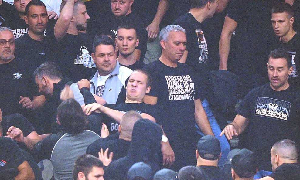 Naguravanje navijača na utakmici između Partizans Mozzart i Parisa