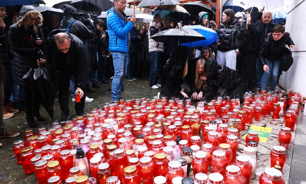 Građani pale svijeće nakon tragedije u Novom Mestu