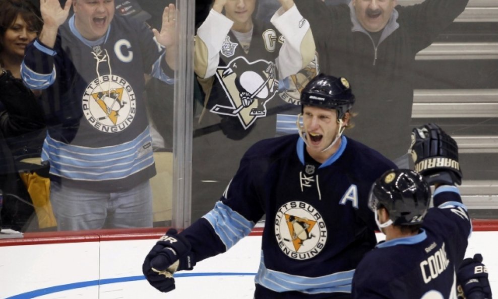 Pittsburgh Penguins Matt Cooke (24) and Jordan Staal (11)