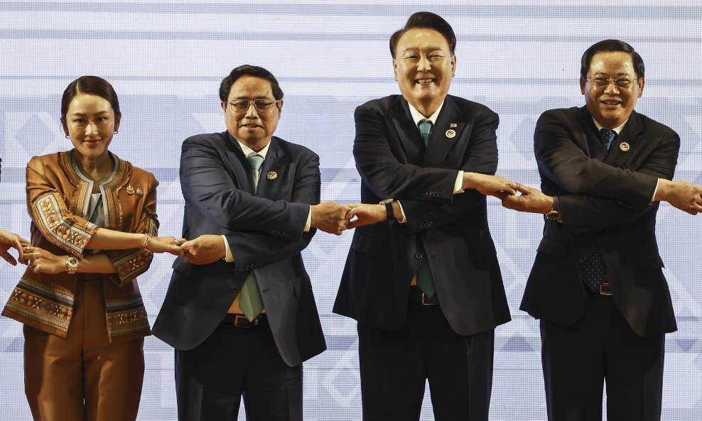 Premijerka Tajlanda Paetongtarn Shinawatra, premijer Vijetnama Pham Minh Chinh, predsjednik Južne Koreje Yoon Suk-yeol i premijer Laosa Sonexay Siphandone na prošlogodišnjem samitu ASEAN-a u Laosu