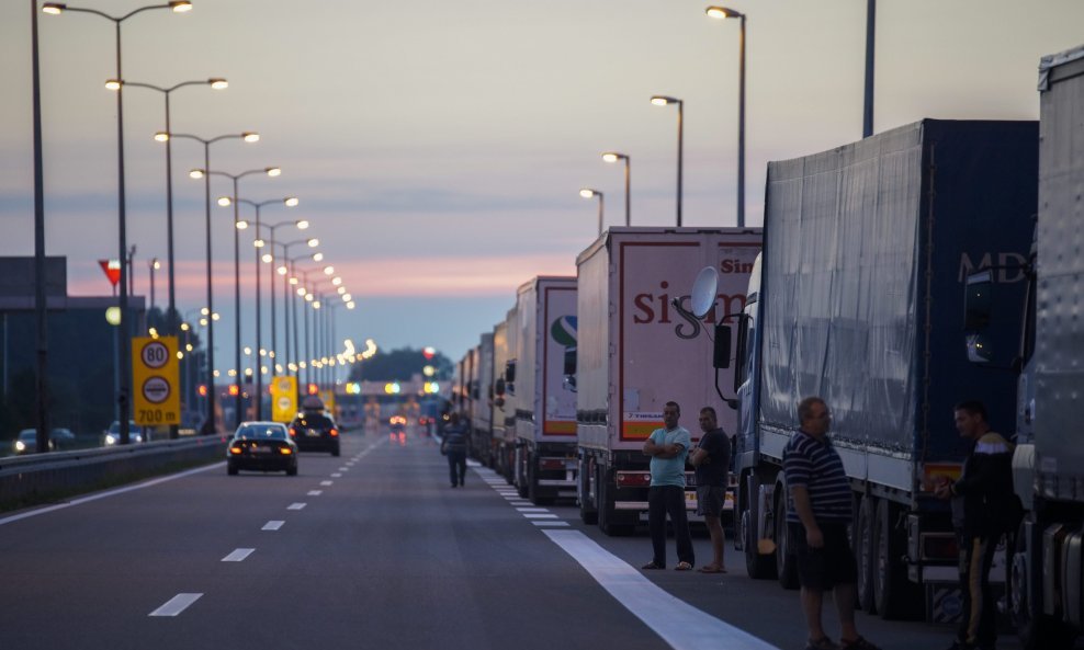 Kamioni na hrvatsko-srpskoj granici