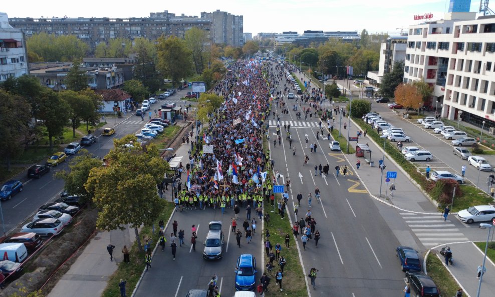 Tisuće srpskih studenata krenule su prema Novom Sadu