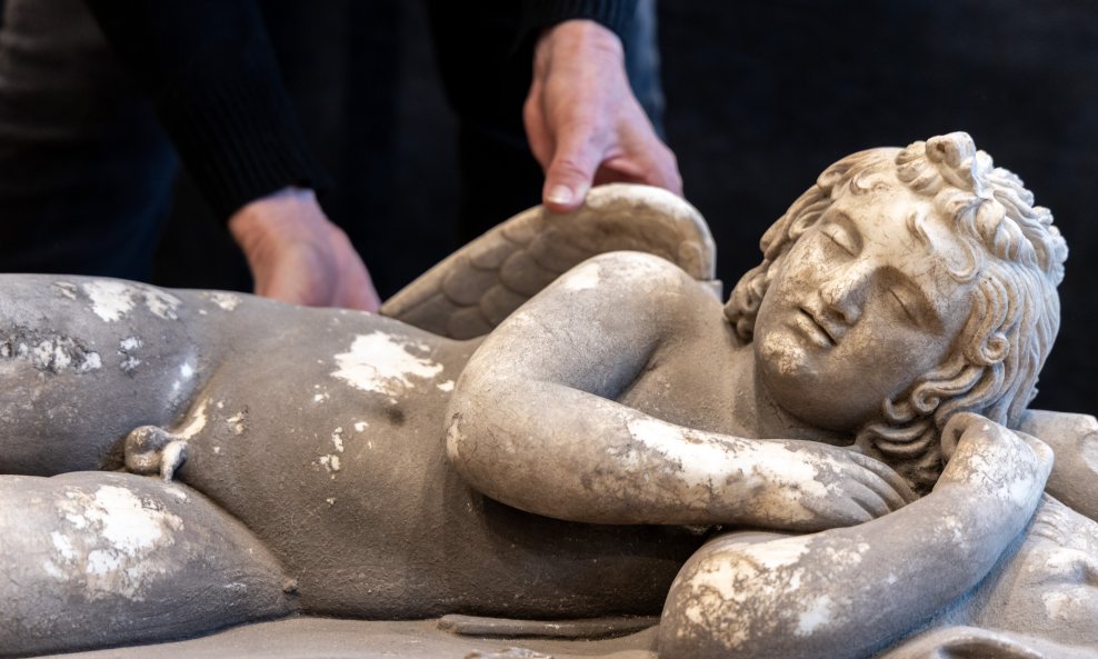 U pedagoskoj dvorani Arheološkog muzeja Istre održano je predstavljanje iznimnog arheološkog nalaza „Usnulog Kupida“, otkrivenog u ulici Castropola u Puli.