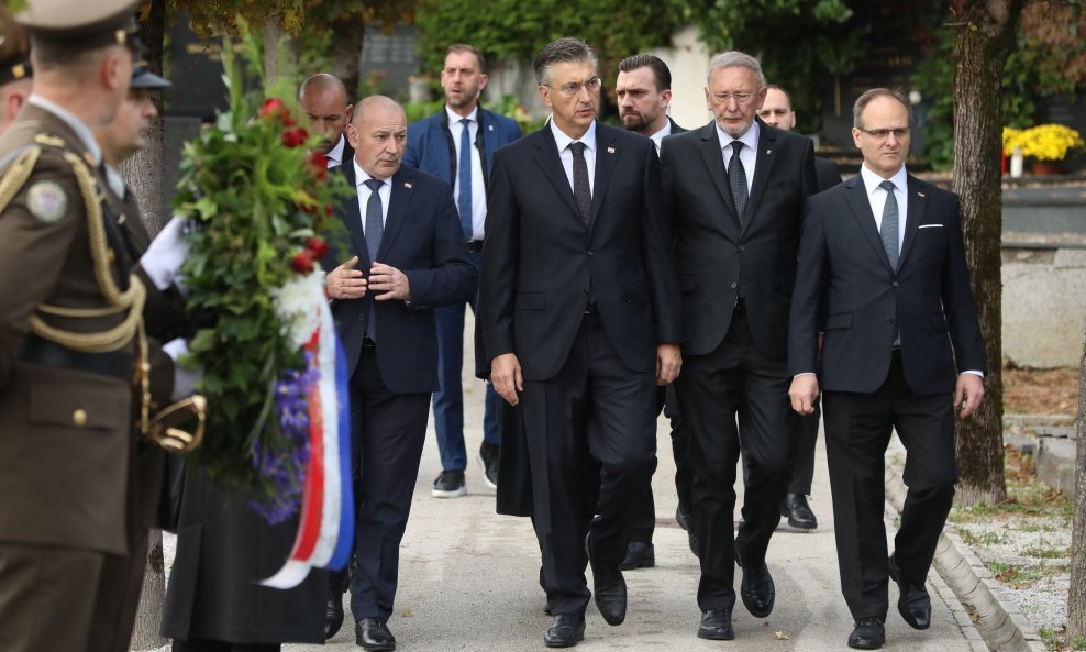 Andrej Plenković s članovima Vlade na Mirogoju