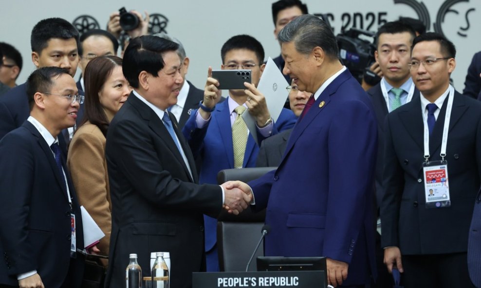 Kineski predsjednik Xi Jinping (u sredini desno) rukuje se s vijetnamskim predsjednikom Luong Cuongom.