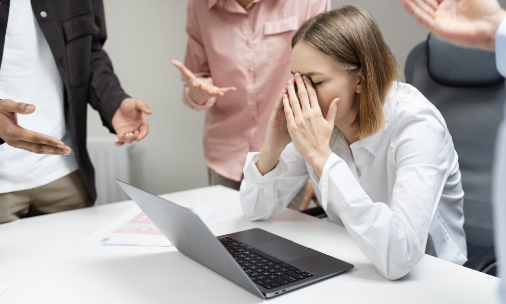 kako prepoznati razliku između toksičnih kolega i pravih narcisa