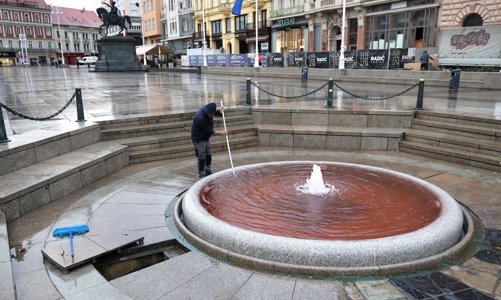 Voda u Manduševcu obojena u crveno