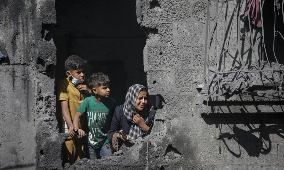 Palestinska djeca u ruševinama nakon bombardiranja