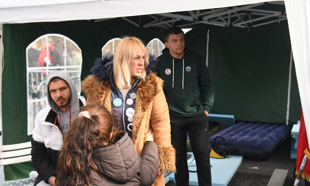 Dijana Hrka štrajka glađu nakon što nitko nije odgovarao za smrt njenog sina i još 15 ljudi