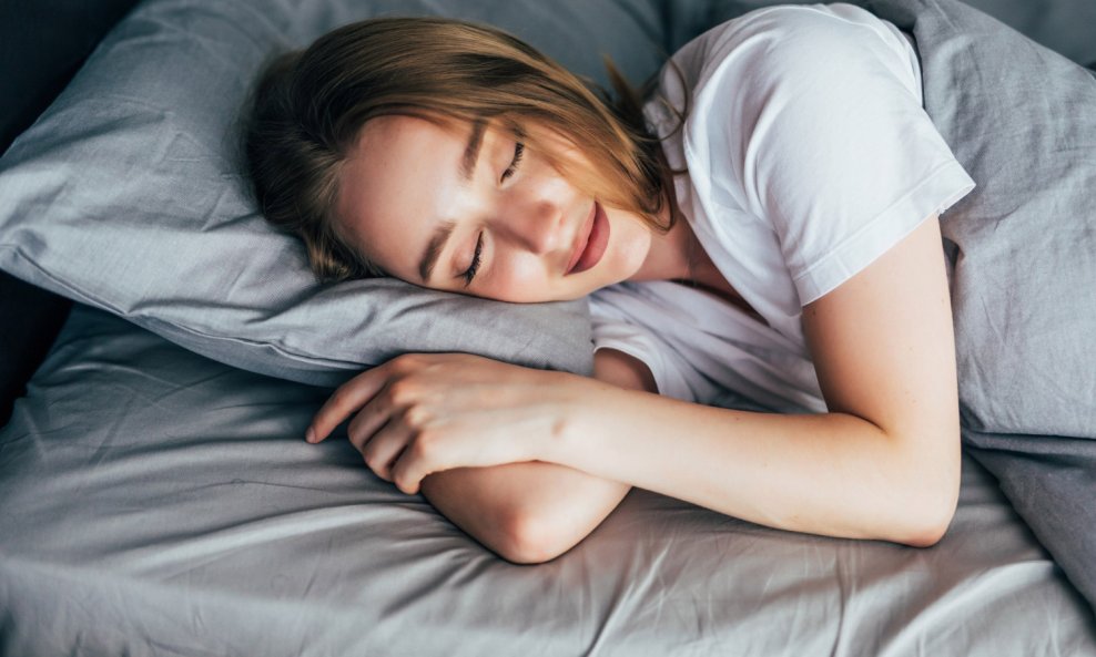 Melatonin je hormon koji sudjeluje u regulaciji ritma spavanja