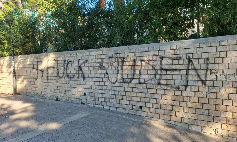 Grafit na šetnici u Makarskoj
