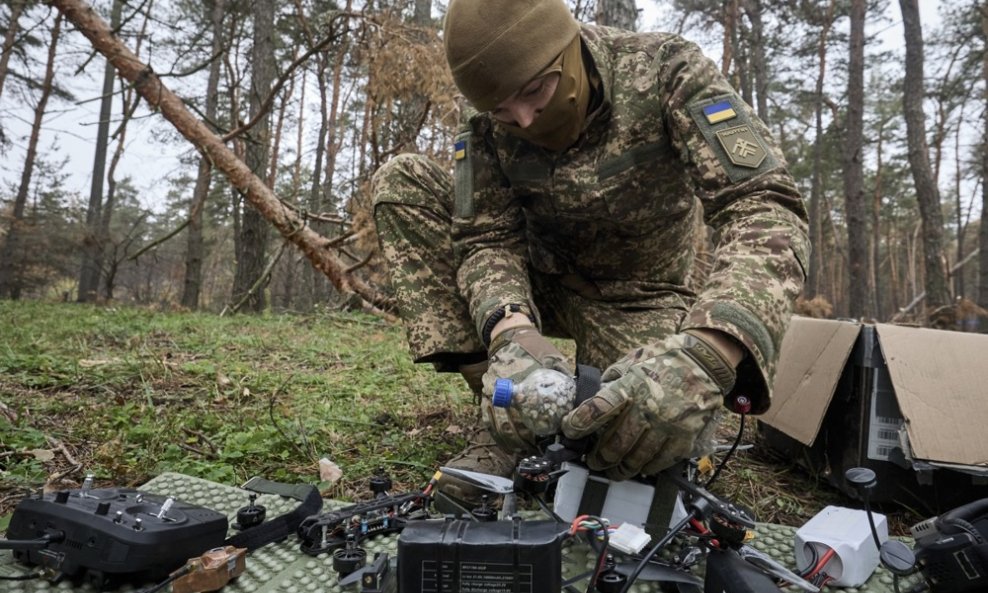 Ukrajinski vojnik priprema dronove