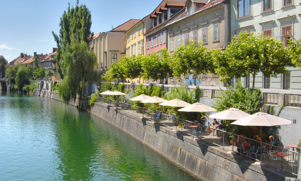 Ako niste dosad posjetili Ljubljanu onda je krajnje vrijeme da to učinite jer je ona zasigurno jedan od najljepših gradova u kojima još niste bili. Prekrasan centar grada s brojnim barovima i sjajnim restoranima dovoljan su mamac za gurmane, a nemojte pre