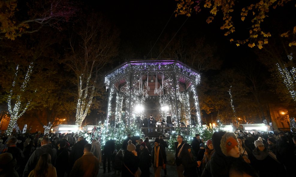 Ovako je izgledalo tradicionalno paljenje lampica na Zrinjevcu u Zagrebu