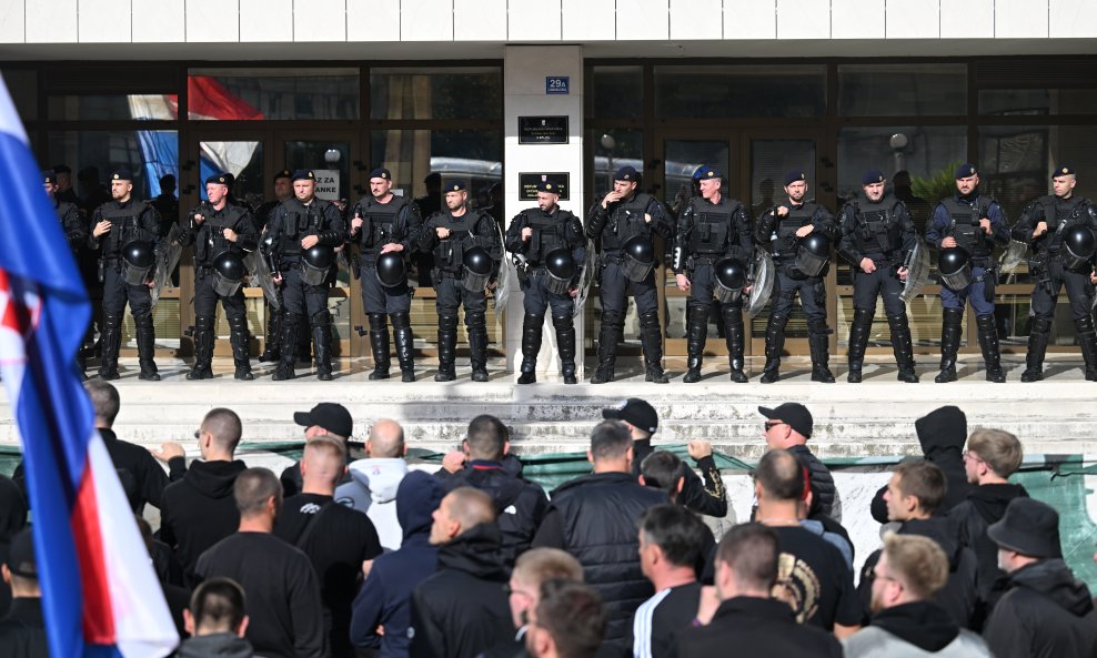 Policija u Splitu čuva zgradu Palače pravde nakon prosvjeda Torcide (ilustracija)