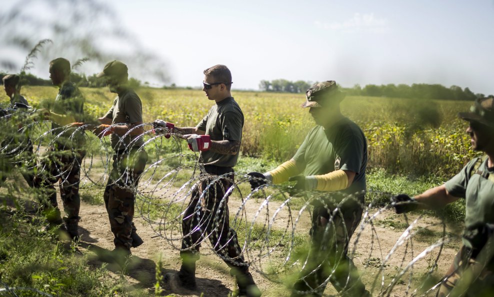 Mađarska vojska postavlja žilet-žicu na južnoj granici prema Hrvatskoj