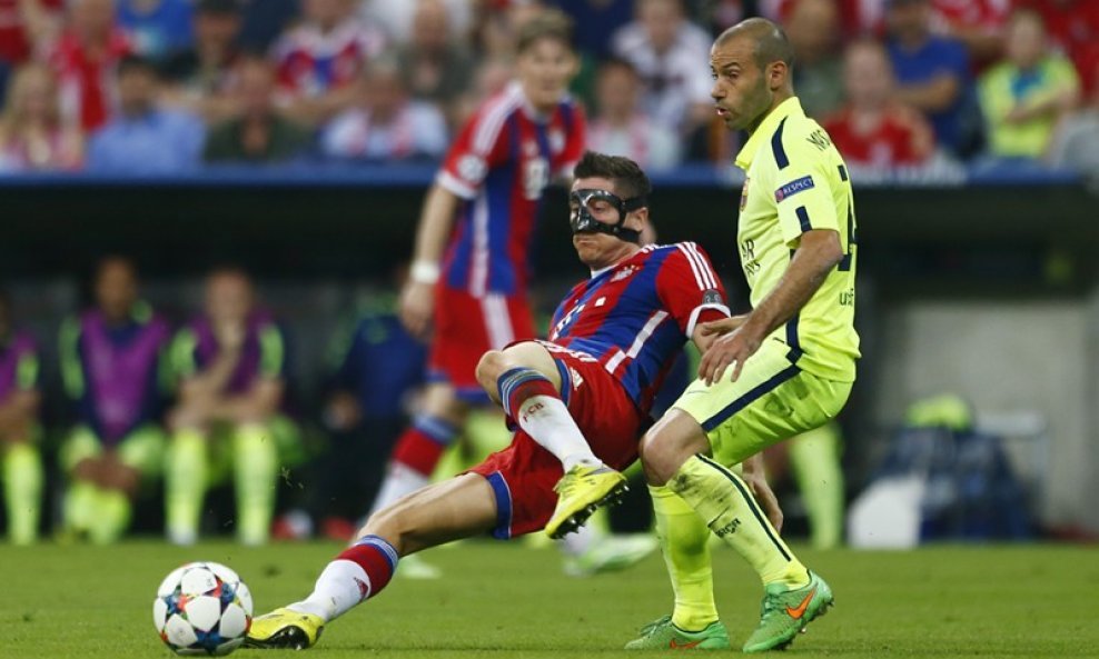 Bayern Munich v FC Barcelona, Javier Mascherano i  Robert Lewandowski (L)