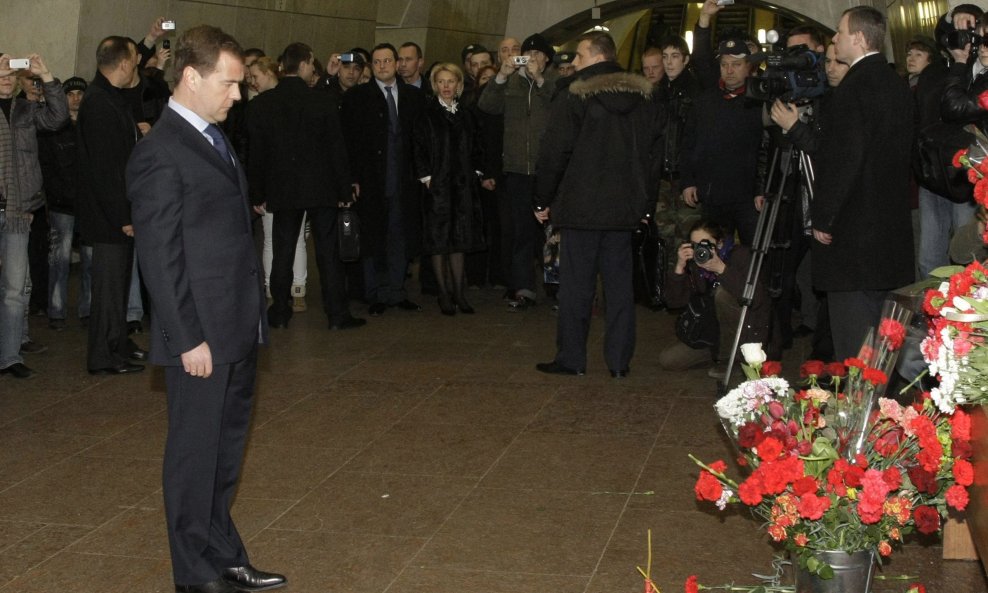 2010-03-29T174756Z_01_MOS110_RTRIDSP_3_RUSSIA-METRO-BLAST